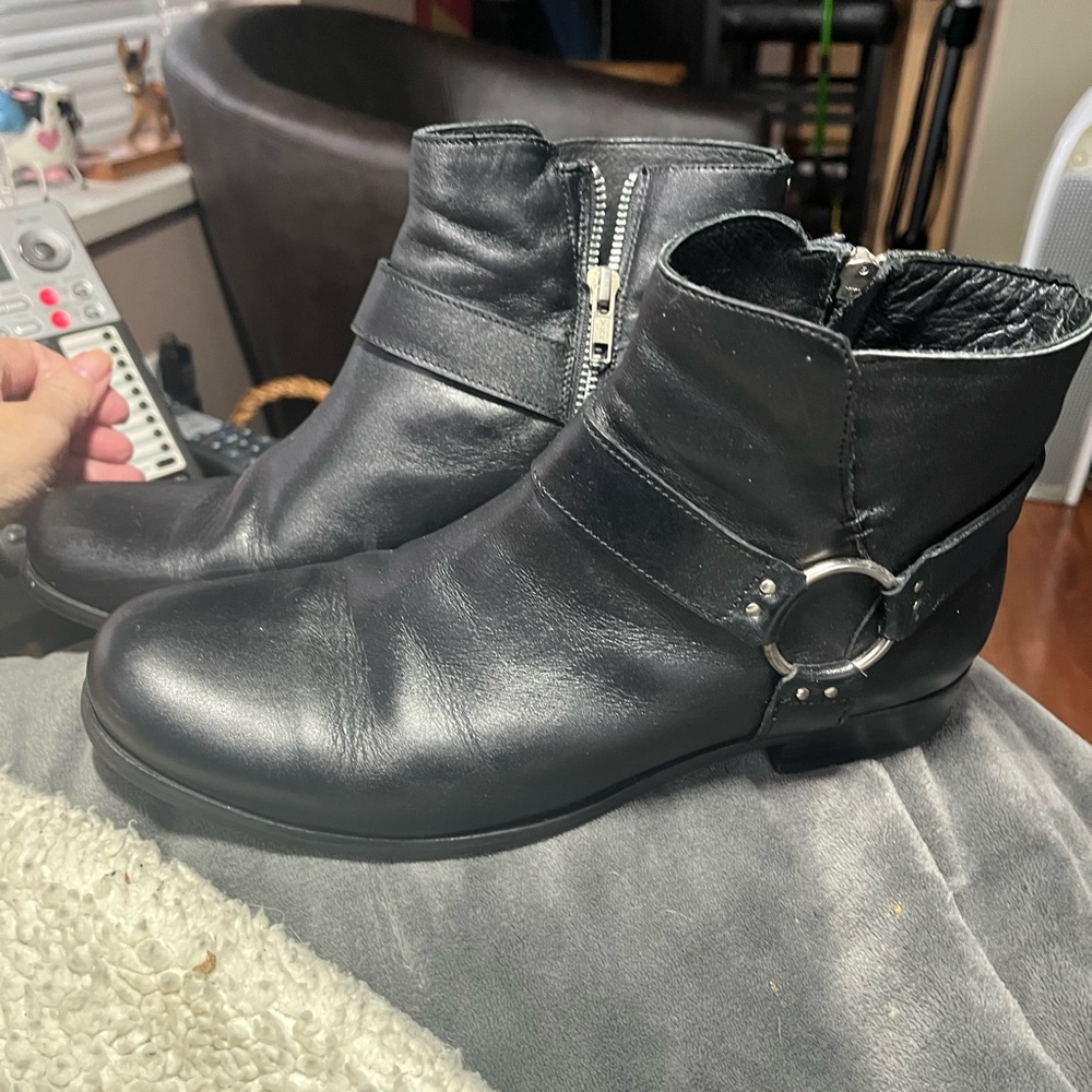 Cartel Women’s Black Leather Booties with Side Zippers And Buckles Size 10